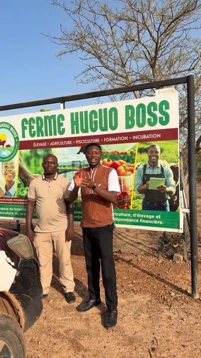 Le panneau de la Ferme Huguo Boss à l'entrée du site
