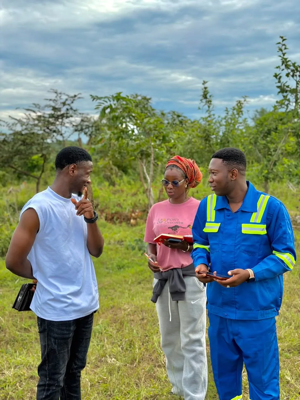 Huguo Boss en tenue de travail, en discussion sur un terrain agricole